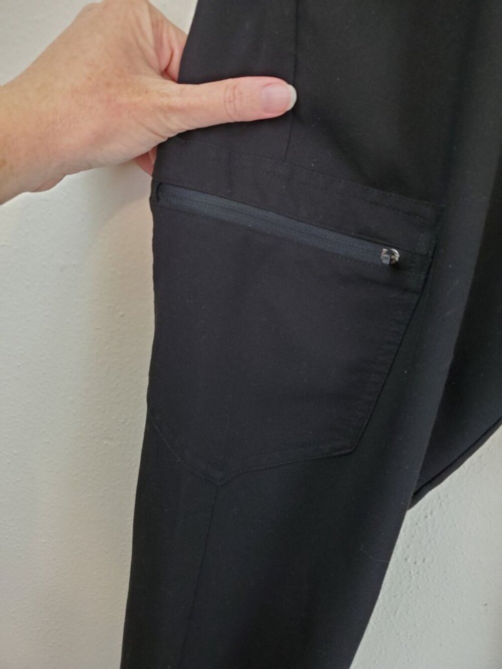 Figs Zamora Jogger scrub pants in black - Picture 7 of 11